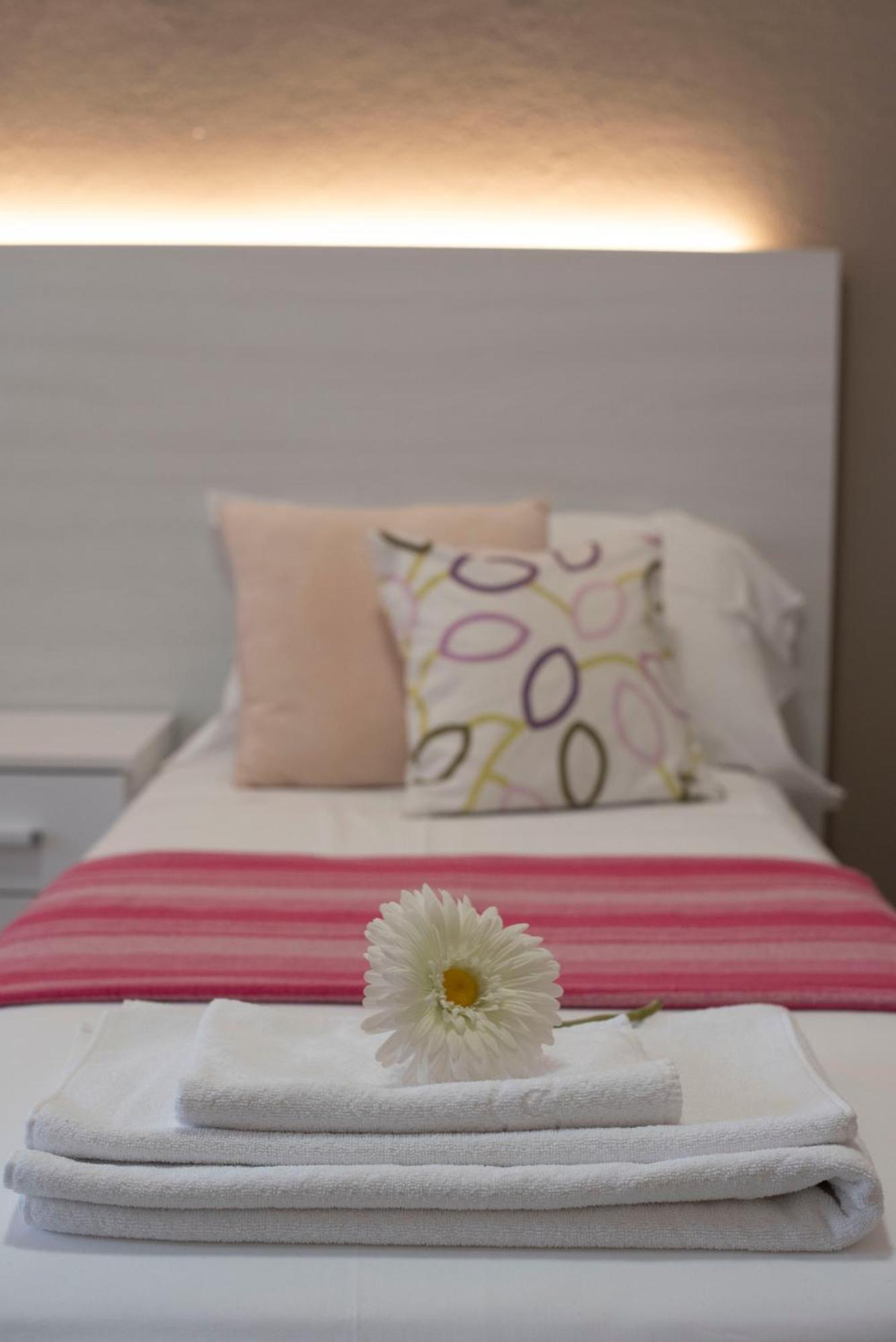 Bed Da Anna Hotel Пескиера дел Гарда Стая снимка