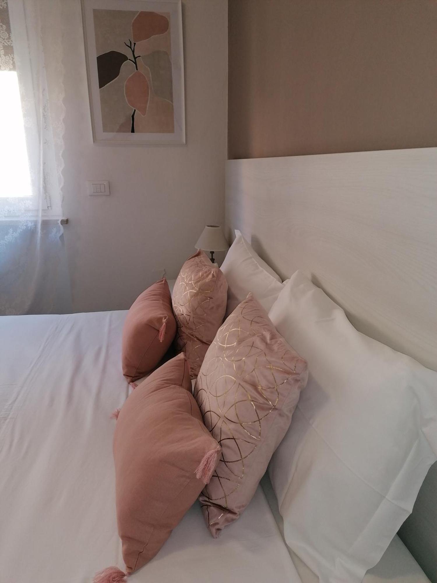 Bed Da Anna Hotel Пескиера дел Гарда Стая снимка